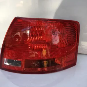 AUDI A4 8E9 KOMBI PRAWA LAMPA TYŁ Wysoka jakość